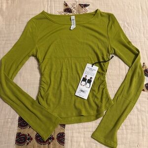 New Alo gather long sleeve size L chartreuse color